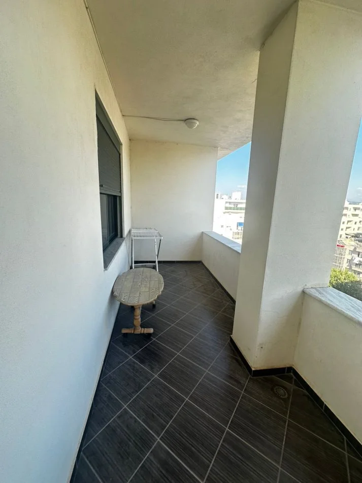 Durres, jepet me qera apartament 1+1+Ballkon Kati 9, 350 € (Apartament me Qera Plazh,Rrota Kuqe • 350€ neto)