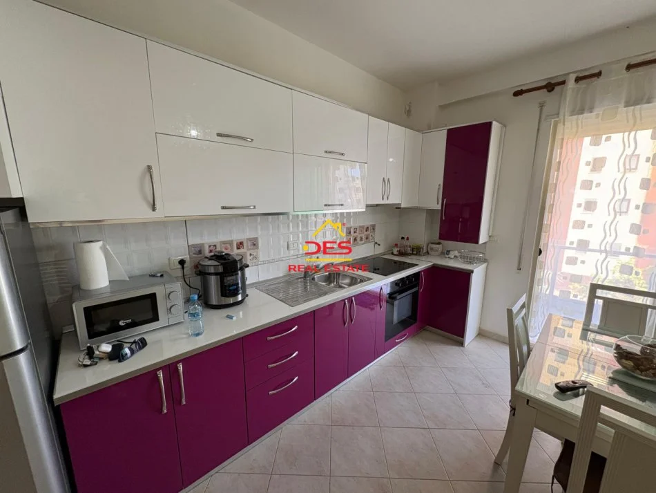 Vlore, jepet me qera apartament 2+1+Ballkon Kati 3, 95 m² 400 € (Rruga Hasan Kushta)