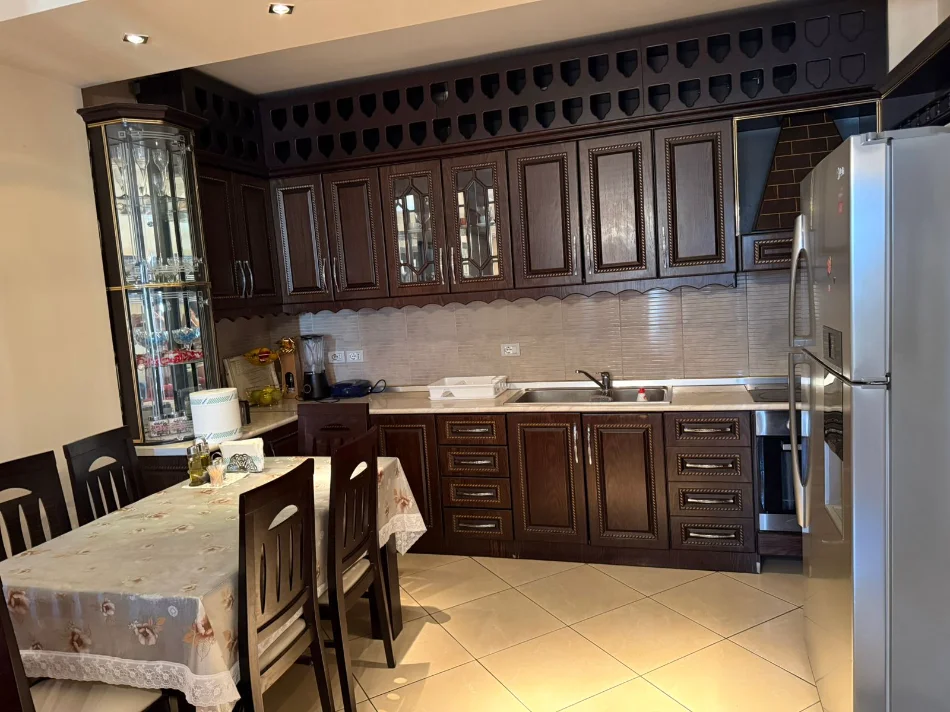 Tirane, jepet me qera apartament 2+1+Ballkon Kati 8, 95 m² 500 € (Unaza e Re)