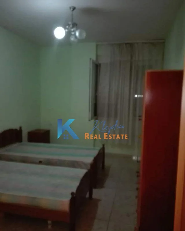 Tirane, jap me qera apartament 2+1+Ballkon Kati 5, 100 m² 500 € (Kthesa e Kamzes, afer Pallatit te Verdhe)