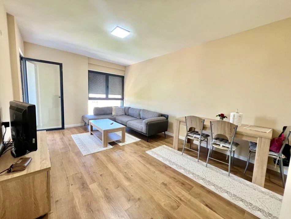 Tirane, jepet me qera apartament 1+1 Kati 6, 64 m² 400 € (Rr. Ali Demi)