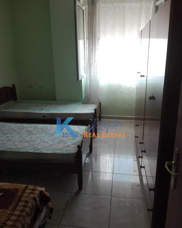 Tirane, jap me qera apartament 2+1+Ballkon Kati 5, 100 m² 500 € (Kthesa e Kamzes, afer Pallatit te Verdhe)