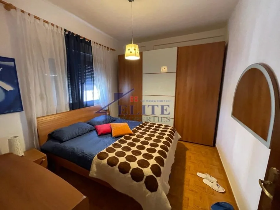 Tirane, jepet me qera apartament duplex 2+1+Ballkon Kati 2, 150 m² 1.000 € 