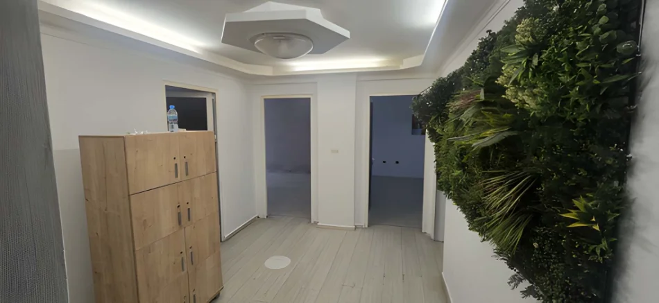 Tirane, jepet me qera ambjent biznesi Kati 1, 120 m² 1.000 € (Sheshi Wilson / Ish-Blloku)