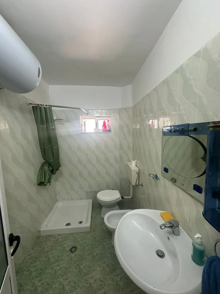 Durres, jepet me qera apartament 2+1+Ballkon Kati 2, 80 m² 300 € (Qera Apartament Sistemin 2+1 Lagja 16 • 300€ neto +355 069 20 39 456 Apartament me Qera • 2+1 • Kati 2 nga toka pallat i vjeter • Mobiluar)