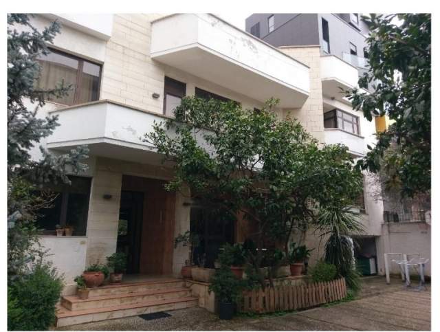 Tirane, jepet me qera Vile 3 Katshe 930 m² 2.700 Euro