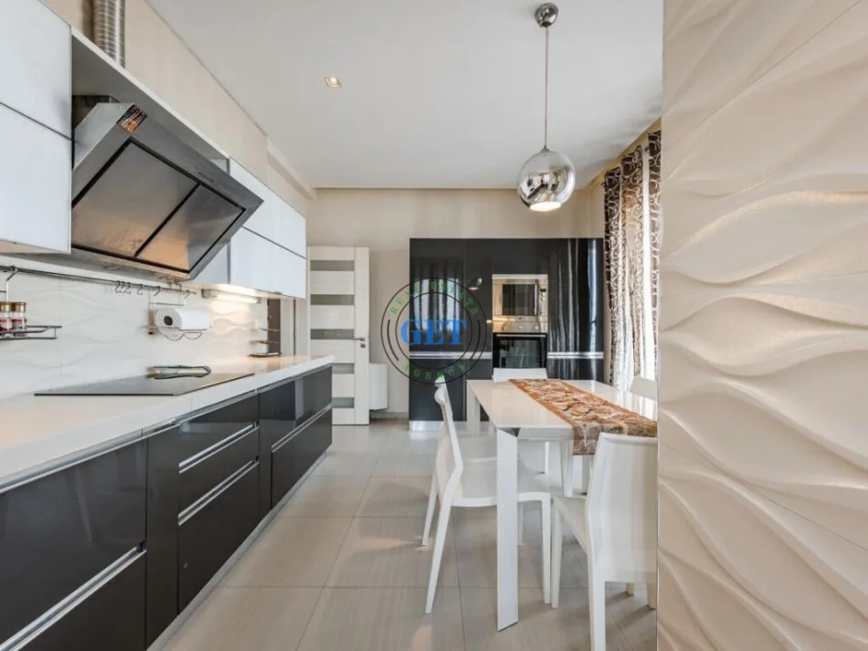 Durres, shitet apartament duplex 1+1 Kati 8, 290 m² (Pallati Sportit,Durres)