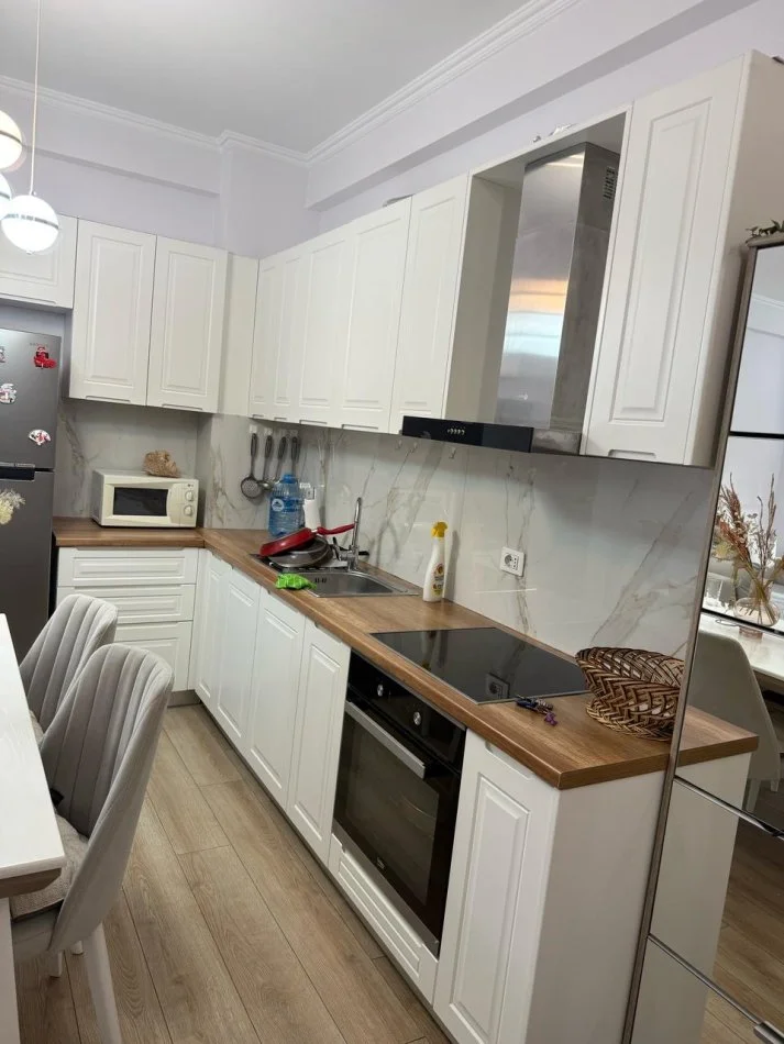 Tirane, jepet me qera apartament 1+1+Ballkon Kati 3, 80 m² 620 € (Liqeni i Tiranes, Lake View)