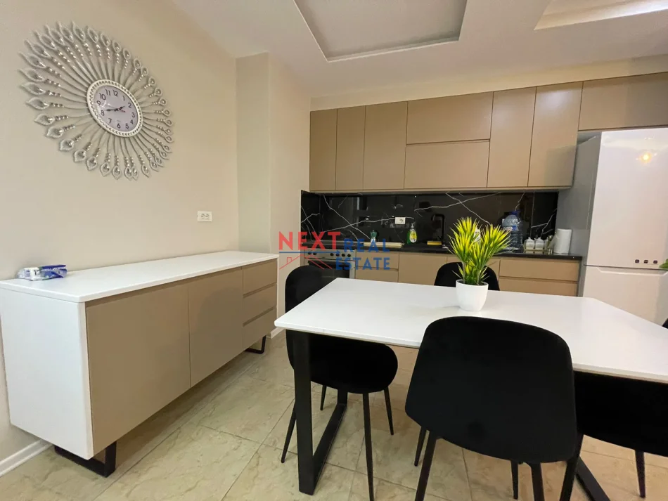 Vlore, jepet me qera apartament 2+1+Ballkon , 700 € (LUNGOMARE)