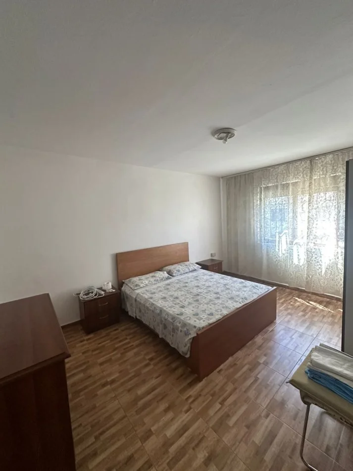 Durres, jepet me qera apartament 2+1+Ballkon Kati 2, 80 m² 300 € (Qera Apartament Sistemin 2+1 Lagja 16 • 300€ neto +355 069 20 39 456 Apartament me Qera • 2+1 • Kati 2 nga toka pallat i vjeter • Mobiluar)