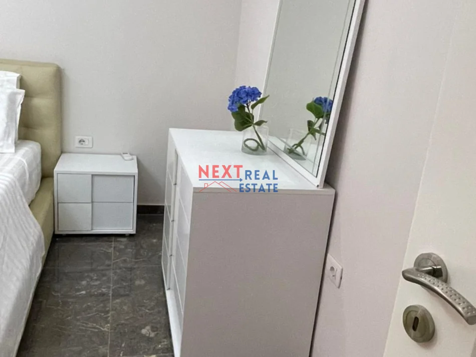 Vlore, jepet me qera apartament 3+1+Ballkon , 220 m² 1.000 € (KOMBINATI I PESHKUT)