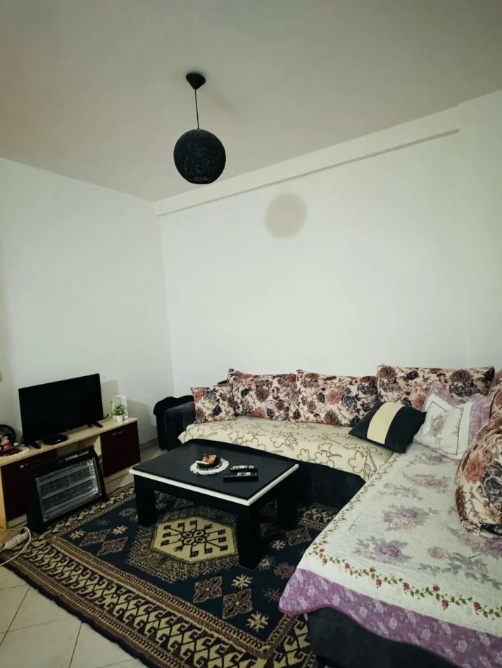 Tirane, jepet me qera apartament 1+1+Ballkon Kati 2, 65 m² 65 € (rruga Bill Klinton)