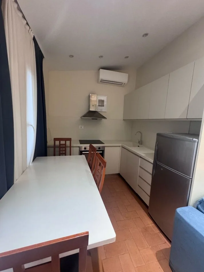 Tirane, jepet me qera shtepi 2+1+Aneks+Ballkon Kati 2, 120 m² 600 € (rruga Myslym Shyr)