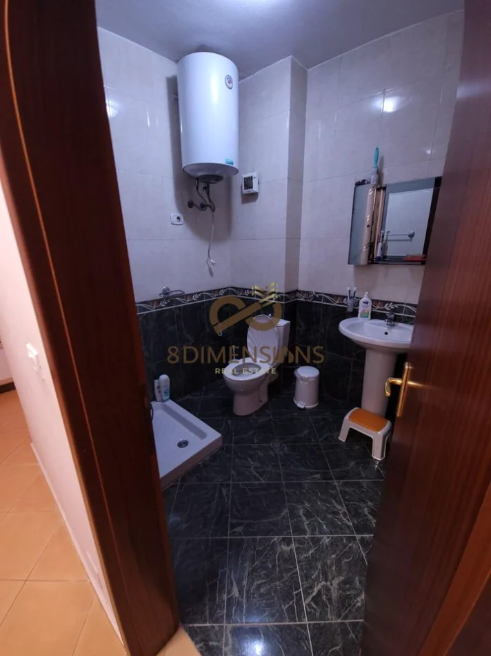 Tirane, jepet me qera apartament 2+1+Ballkon Kati 8, 125 m² 800 € (ish ekspozita)