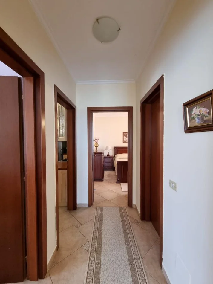 Tirane, jepet me qera apartament 2+1 Kati 5, 130 m² 1.000 € 