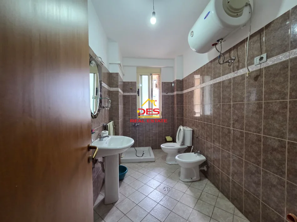 Vlore, jepet me qera apartament 1+1+Ballkon , 70 m² 350 € (Rruga Gjergj Kastrioti)