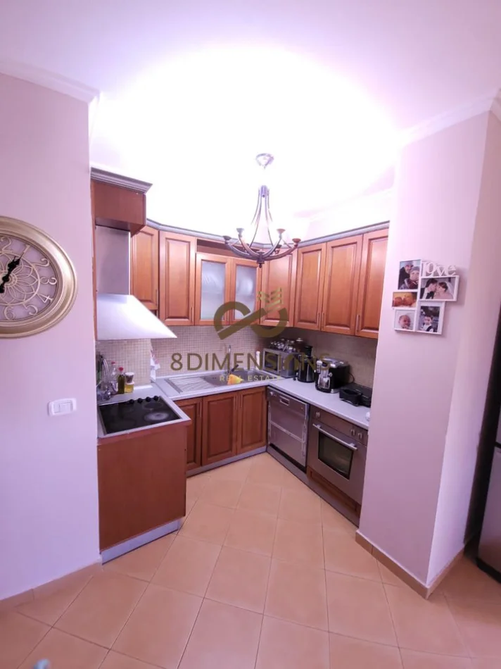 Tirane, jepet me qera apartament 2+1+Ballkon Kati 8, 125 m² 800 € (ish ekspozita)