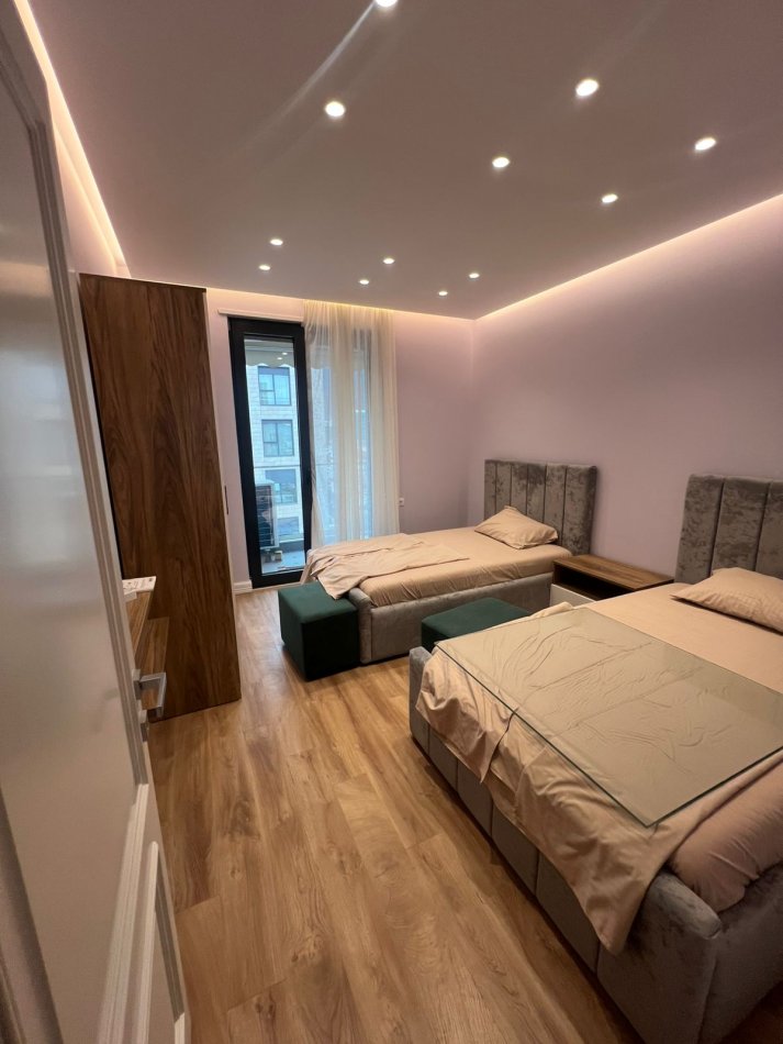 Tirane, jepet me qera apartament 3+1 Kati 7, 140 m² 1.200 € (Rezidenca Erli)