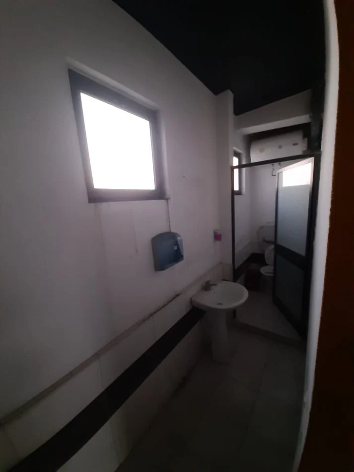 Durres, jepet me qera ambjent biznesi Kati 3, 300 m² 800 € (Adria ,Durres)