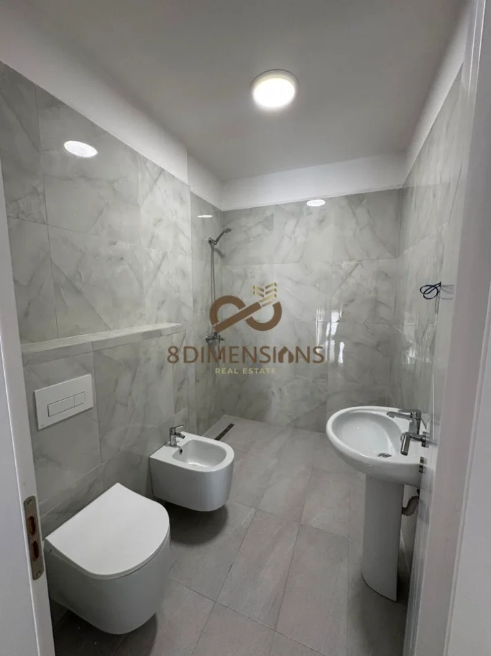 Tirane, jepet me qera apartament 2+1+Ballkon Kati 8, 130 m² 600 € (astir)