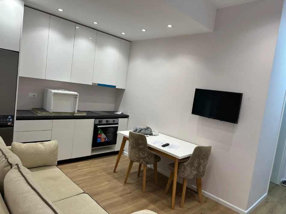 Tirane, jepet me qera apartament 1+1 Kati 1, 50 m² 350 € (Rezidenca Kaimi)