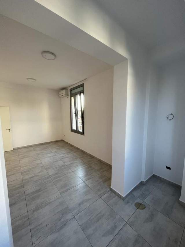 Tirane, jepet me qera ambjent biznesi Kati 2, 74 m² 400 Euro (rr. e Dibres prane Big Market)