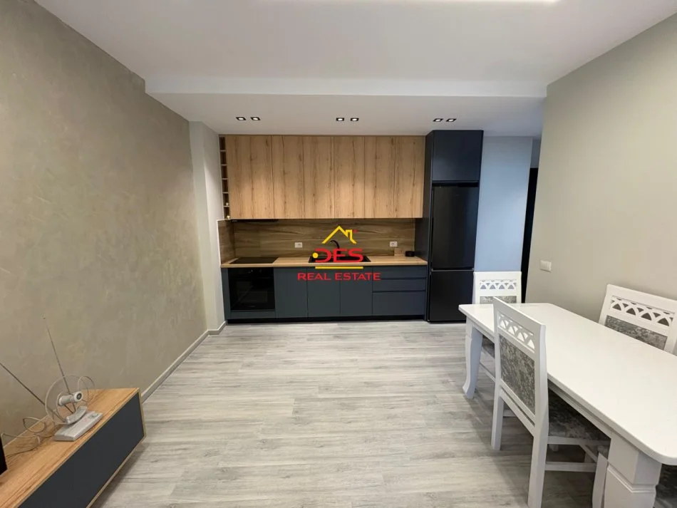 Vlore, jepet me qera apartament 1+1+Ballkon Kati 3, 70 m² 450 € (Rruga Gjergj Kastrioti)