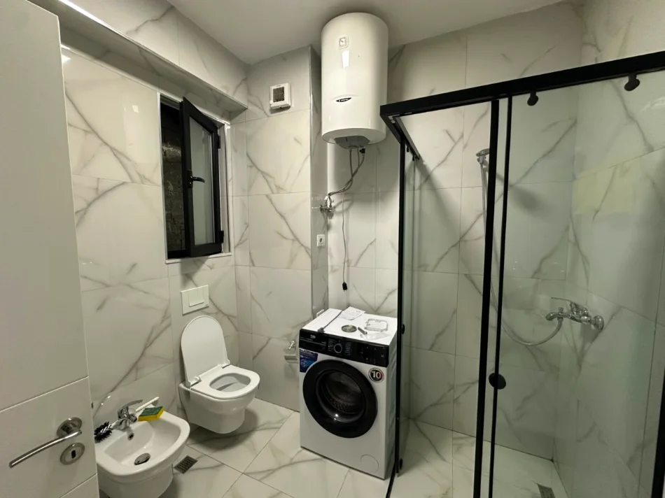 Tirane, jepet me qera apartament 1+1+Ballkon Kati 4, 77 m² 500 € (Rruga Sokrat Miho)