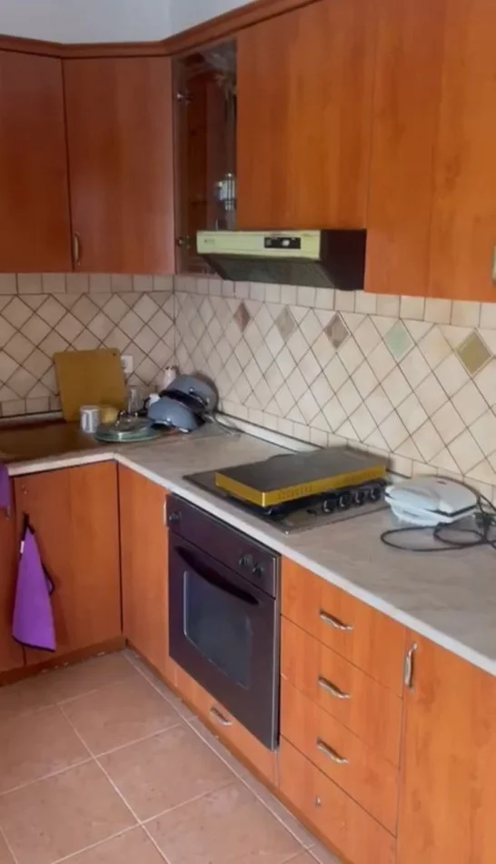 Tirane, jepet me qera apartament 1+1+Ballkon Kati 3, 55 m² 400 € (Ish Fusha Aviacionit)