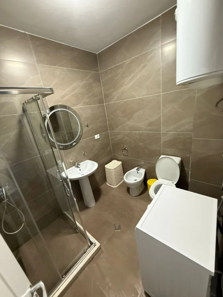 Tirane, jepet me qera apartament 1+1+Ballkon Kati 2, 67 m² 500 € (Kompleksi Mateo, Kopshti Botanik)