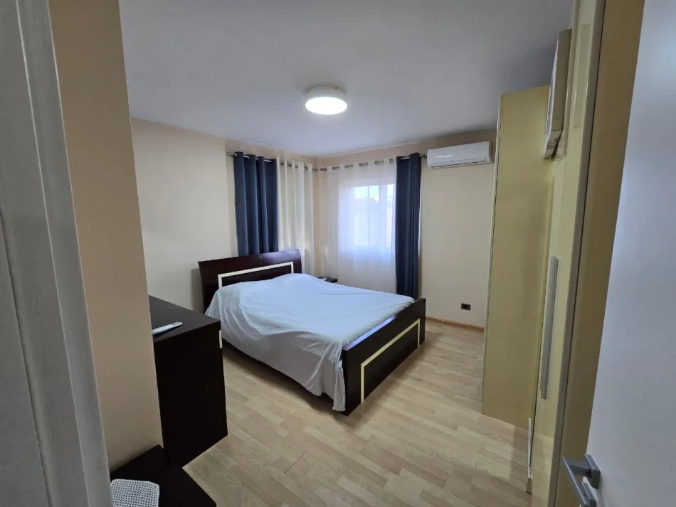 Tirane, jepet me qera apartament 3+1 , 110 m² 700 € (Pazari i ri)