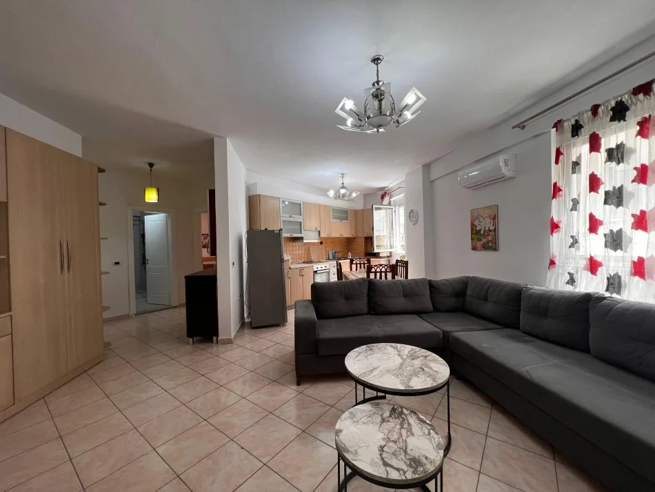 Tirane, jepet me qera apartament 2+1 , 1.200 € (blloku)