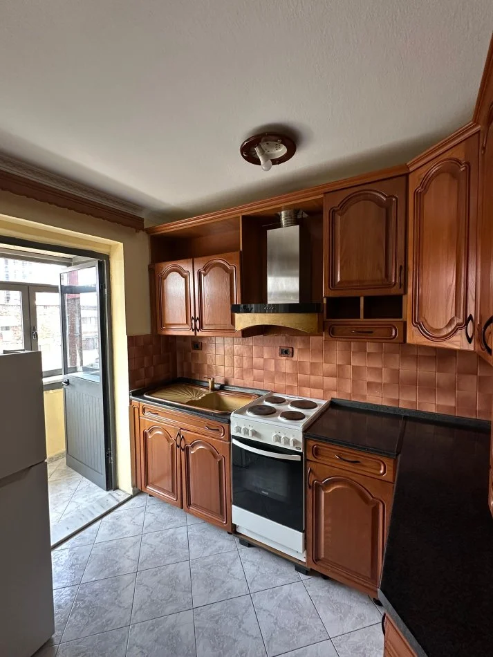 Tirane, jepet me qera apartament 2+1+Ballkon Kati 5, 90 m² 500 € (Rr. Ferit Xhajko)