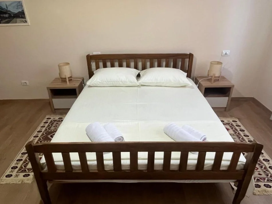 Tirane, jepet me qera apartament 2+1 Kati 3, 750 m² 750 € (rruga Muhamed Gjollesha)