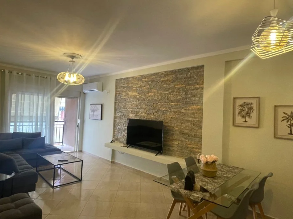 Apartament i Mobiluar Me 2 Dhoma Gjumi në Unazën e Re, Pranë Rotondos për Qira