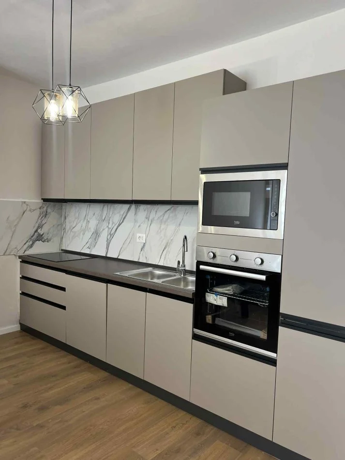 Tirane, jepet me qera apartament 2+1+Ballkon Kati 2, 100 m² 700 € (TRIO TOWER DON BOSKO)