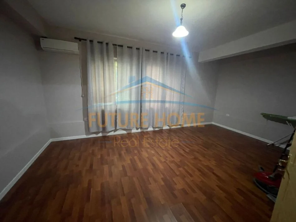 Tirane, jepet me qera apartament 3+1+Aneks+Ballkon Kati 0, 150 m² 750 € (sharvallet)