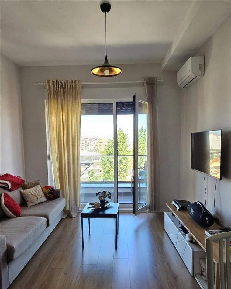 Super Apartament me qera tek 21 Dhjetori (550 euro)