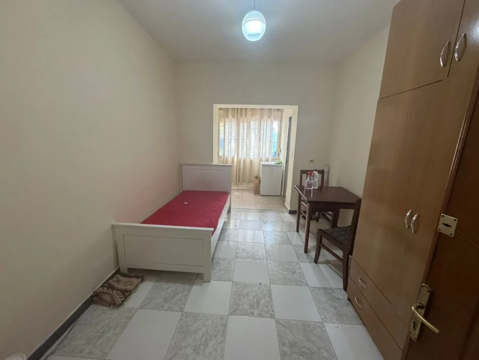 Grasoniere me qera tek Stacioni i Trenit/dispanceria (30,000 Leke)