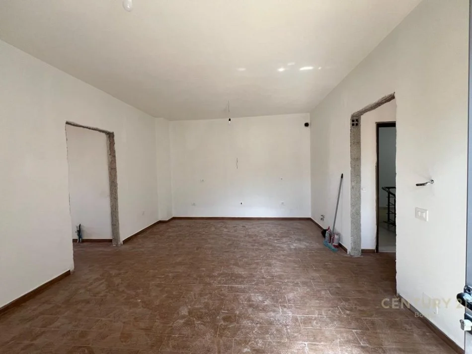 Tirane, shes apartament 3+1 Kati 4, 119 m² (fresku)