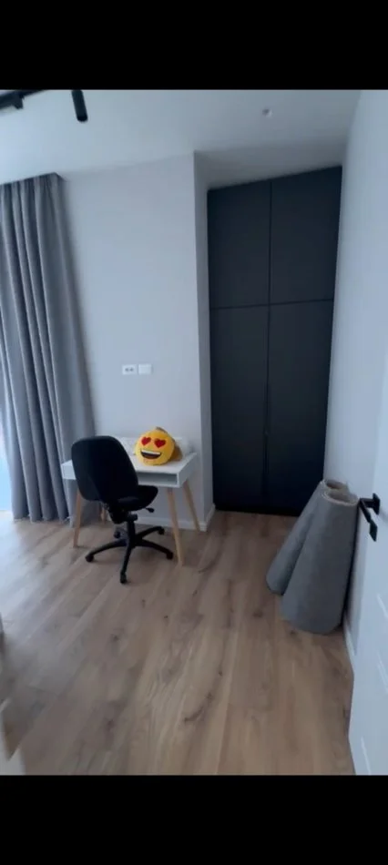 Super apartament 2+1+parkim me qera tek Komuna e Parisit (700 Euro)