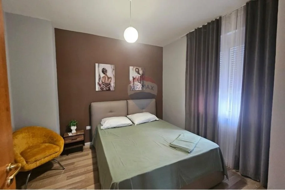Tirane, jepet me qera apartament 1+1 Kati 4, 65 m² 700 € (Pazari i Ri)