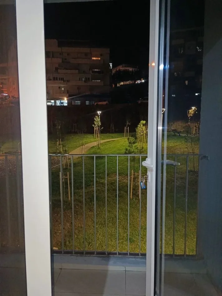 Tirane, jepet me qera apartament 1+1+Ballkon Kati 2, 55 m² 400 € (FRESKU)