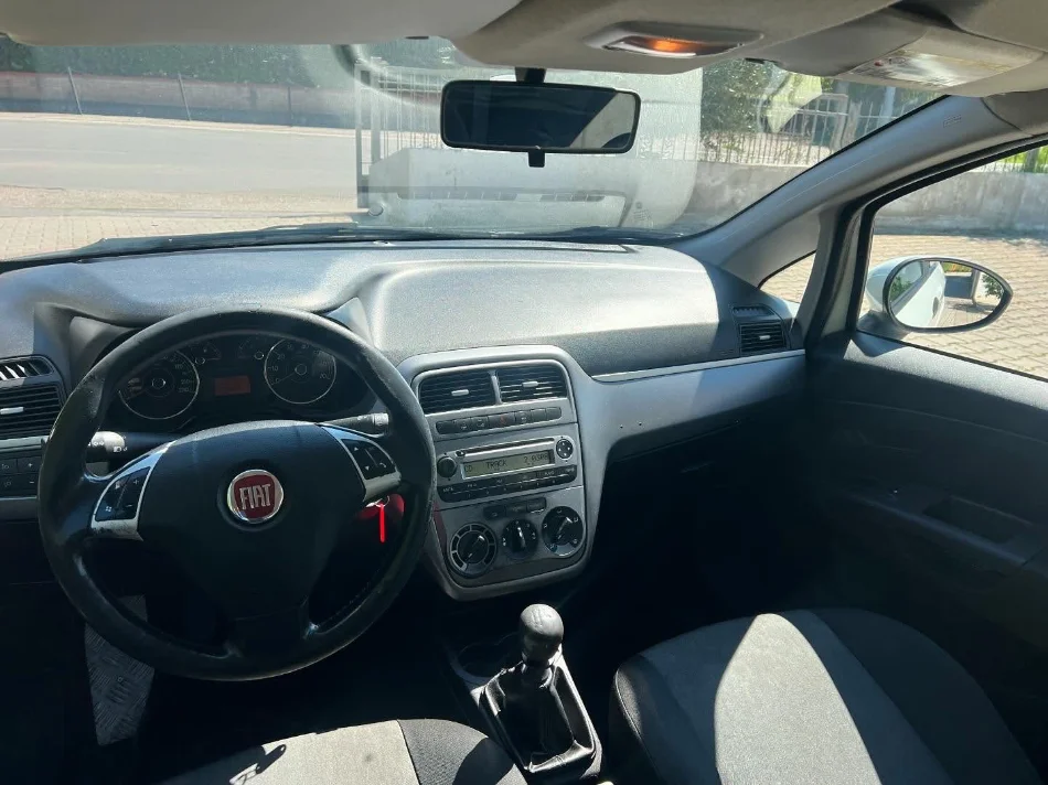 Durres, japim me qera makine Fiat grande punto Benzin, e bardhë manuale Kondicioner 182.056 km,  25 €