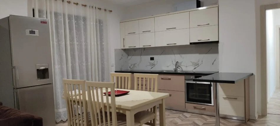 Tirane, jepet me qera apartament 2+1+Ballkon Kati 4, 120 m² 500 € (ne fund te rruges 5 Maj)