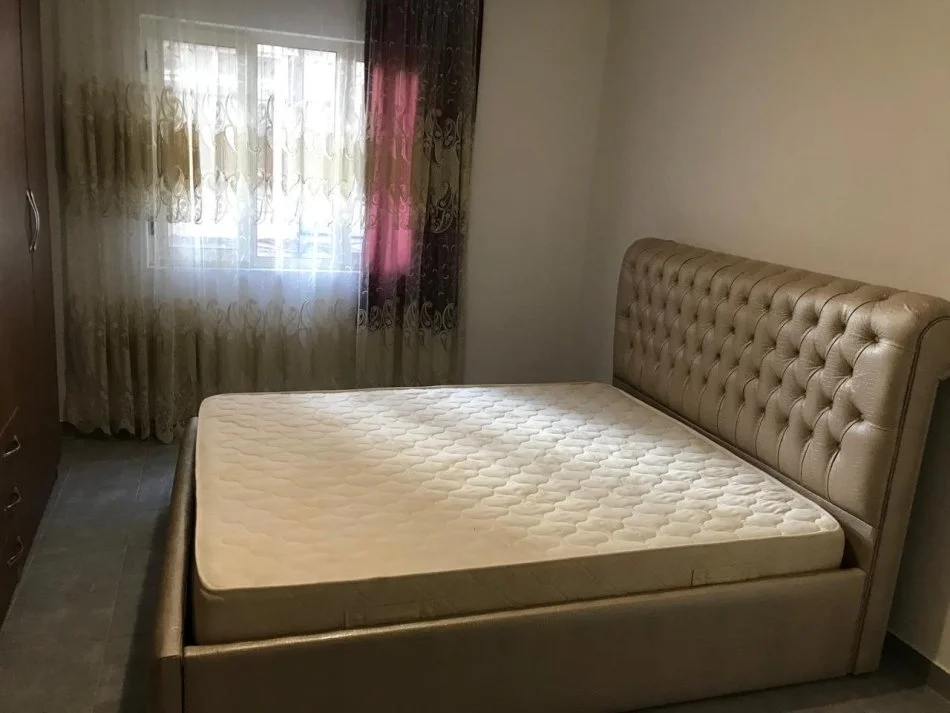 Tirane, jepet me qera apartament 1+1+Ballkon Kati 2, 65 m² 450 € (rruga Komuna Parisit)