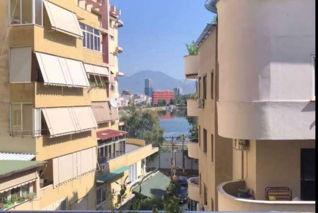 Shitet Apartament 3+1+2 tek Kopshti Zoologjik, 175.000 Euro