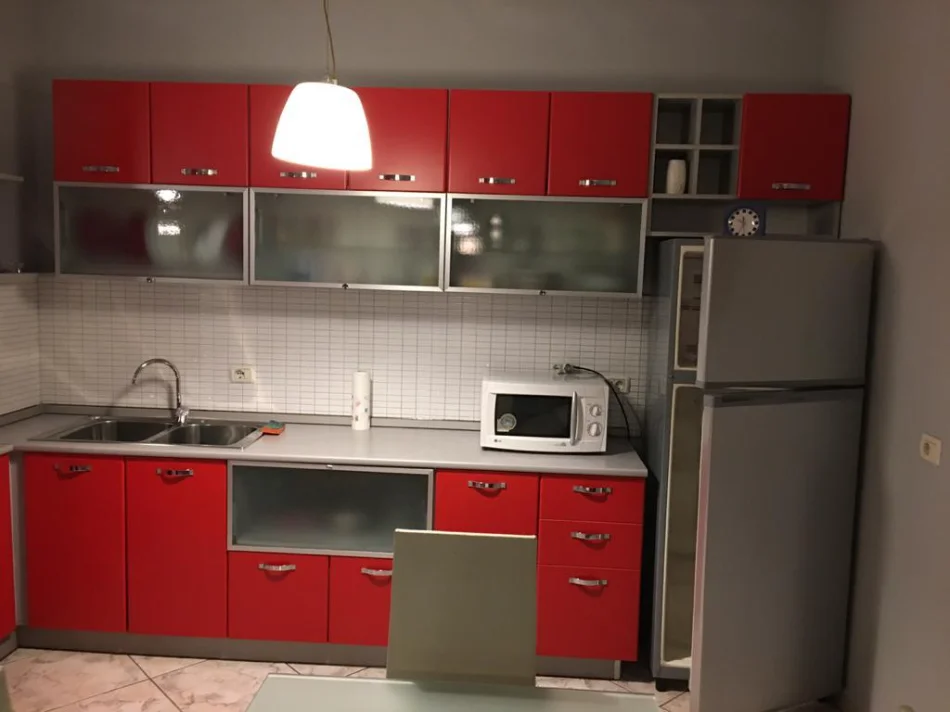 Tirane, jepet me qera apartament 1+1 Kati 2, 70 m² 750 € (Liceu Artistik)