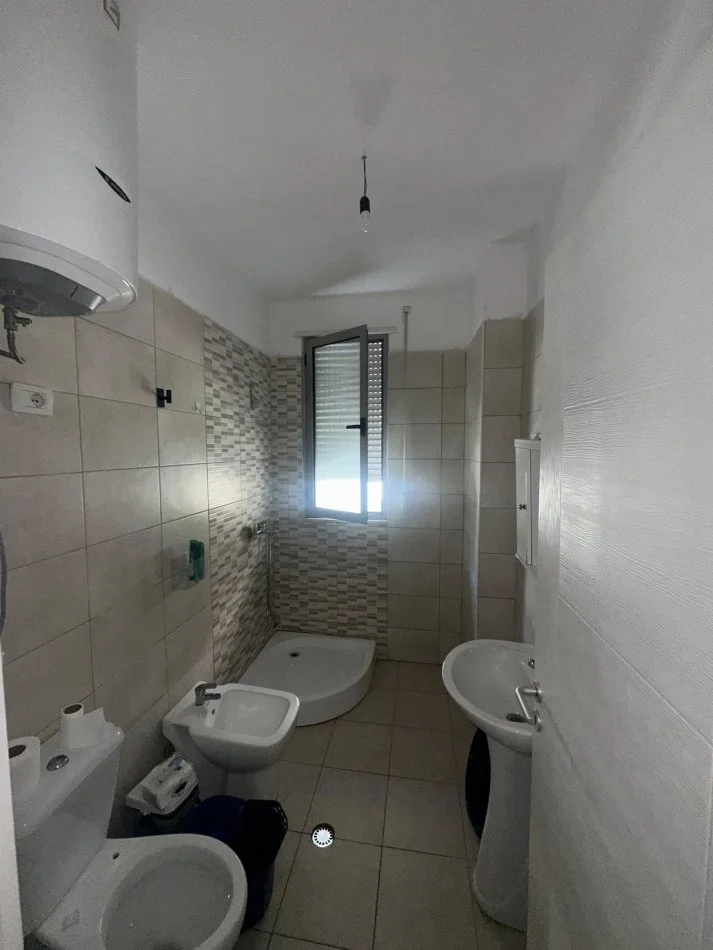 Durres, jepet me qera 1+1+Ballkon , 300 € (Jepet Apartament me Qera • 1+1+Ballkon • Mobiluar • Kati 2 me ashensor pallat i ri me adminsitrim • Jepet per afatgjate Hotel Antalya , Plazh • 300€ __________________________________ PER M...