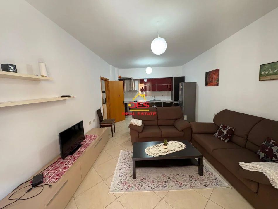 Vlore, jepet me qera apartament 1+1+Ballkon Kati 5, 70 m² 500 € (Rruga Murat Tërbaçi)